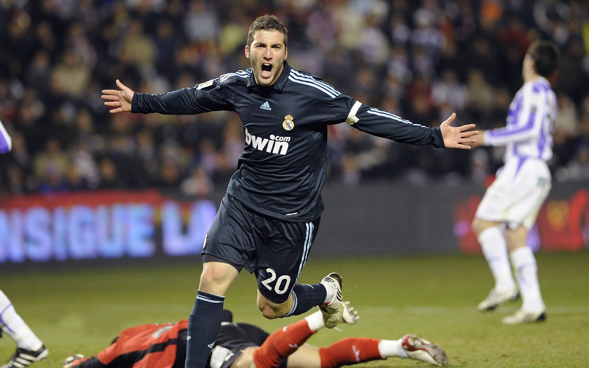 开云中国-西甲“天王”再展神威,精彩瞬间频频出现,西甲榜首大战